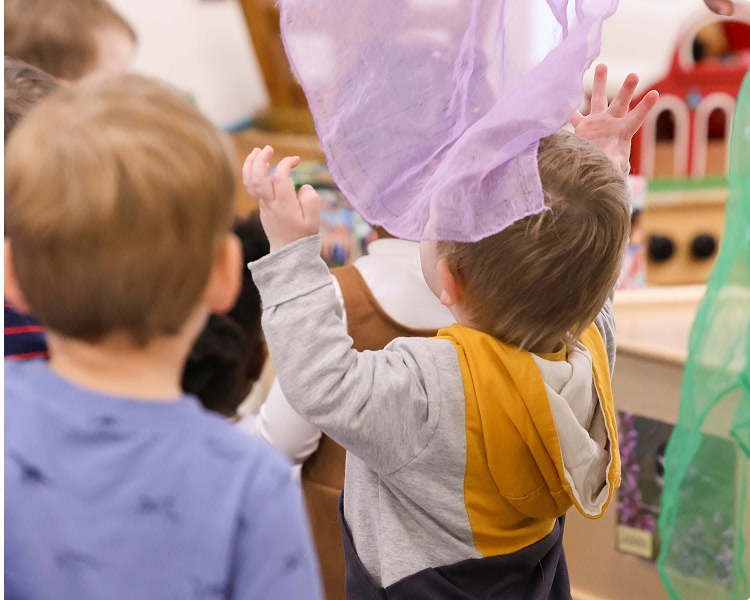 CHDS-PS1-main Toddler and Preschool kids playing with scarves